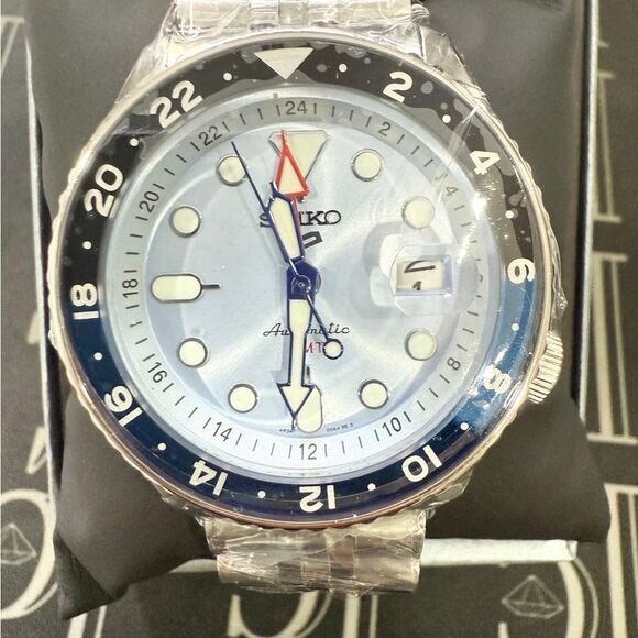 NIB GMT ICE BLUE SEIKO WATCH - Picture 3 of 5